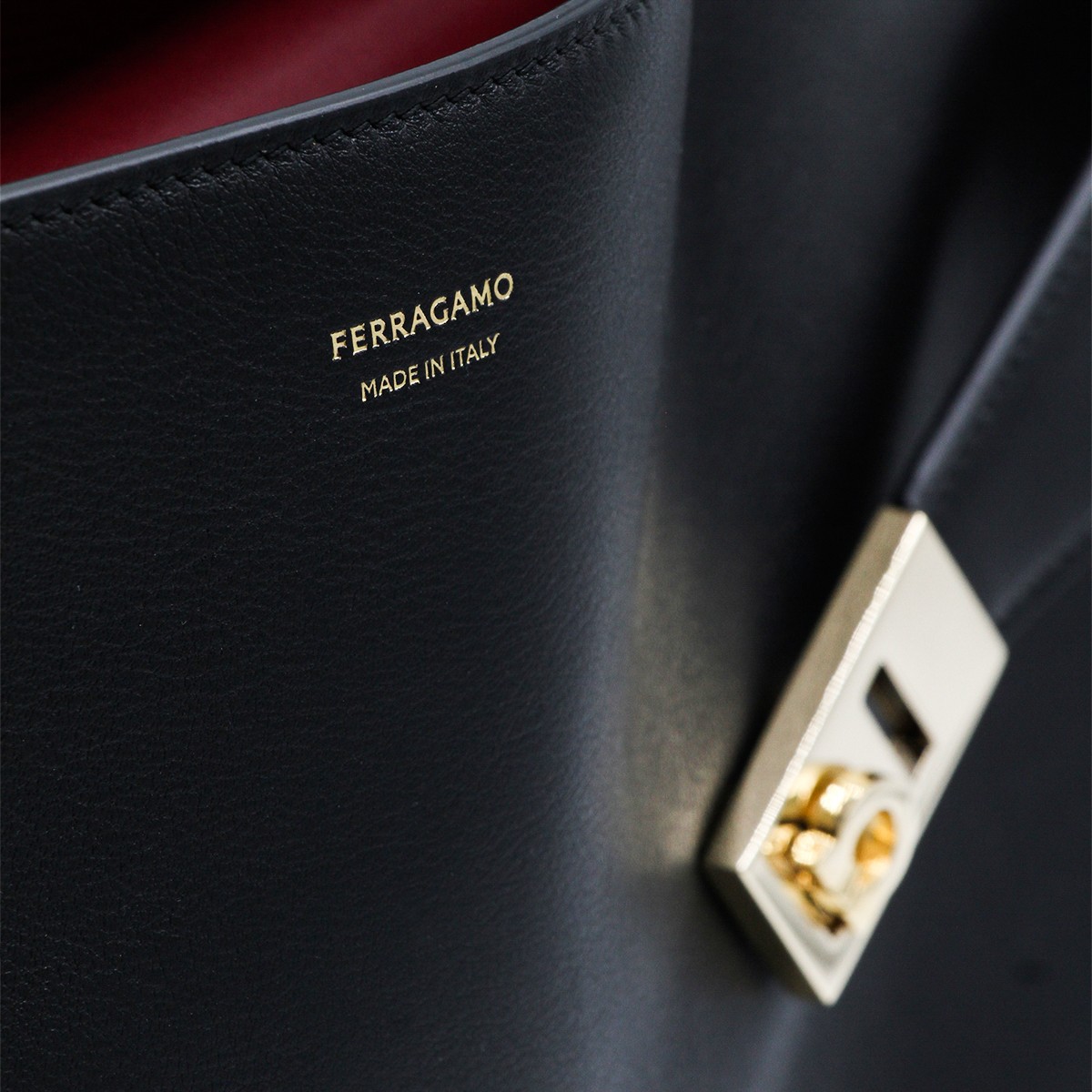 BLACK LEATHER HUG M SHOULDER BAG