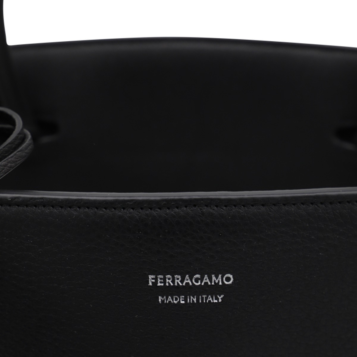 BLACK LEATHER HUG SHOULDER BAG