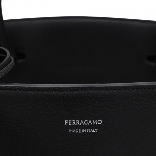 BLACK LEATHER HUG SHOULDER BAG