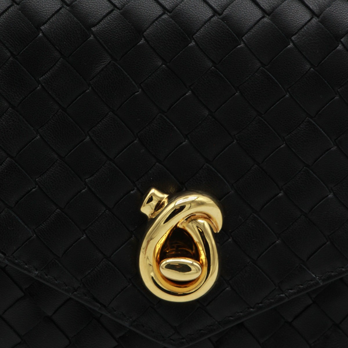 BLACK LEATHER KNOT LOCK TOP HANDLE BAG