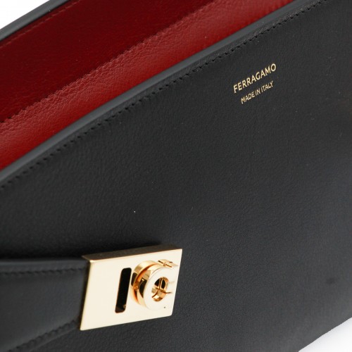 BLACK LEATHER HUG SH EAST WEST SHOULDER BAG