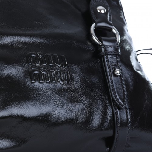 BLACK LEATHER GLOSSY SHOULDER BAG