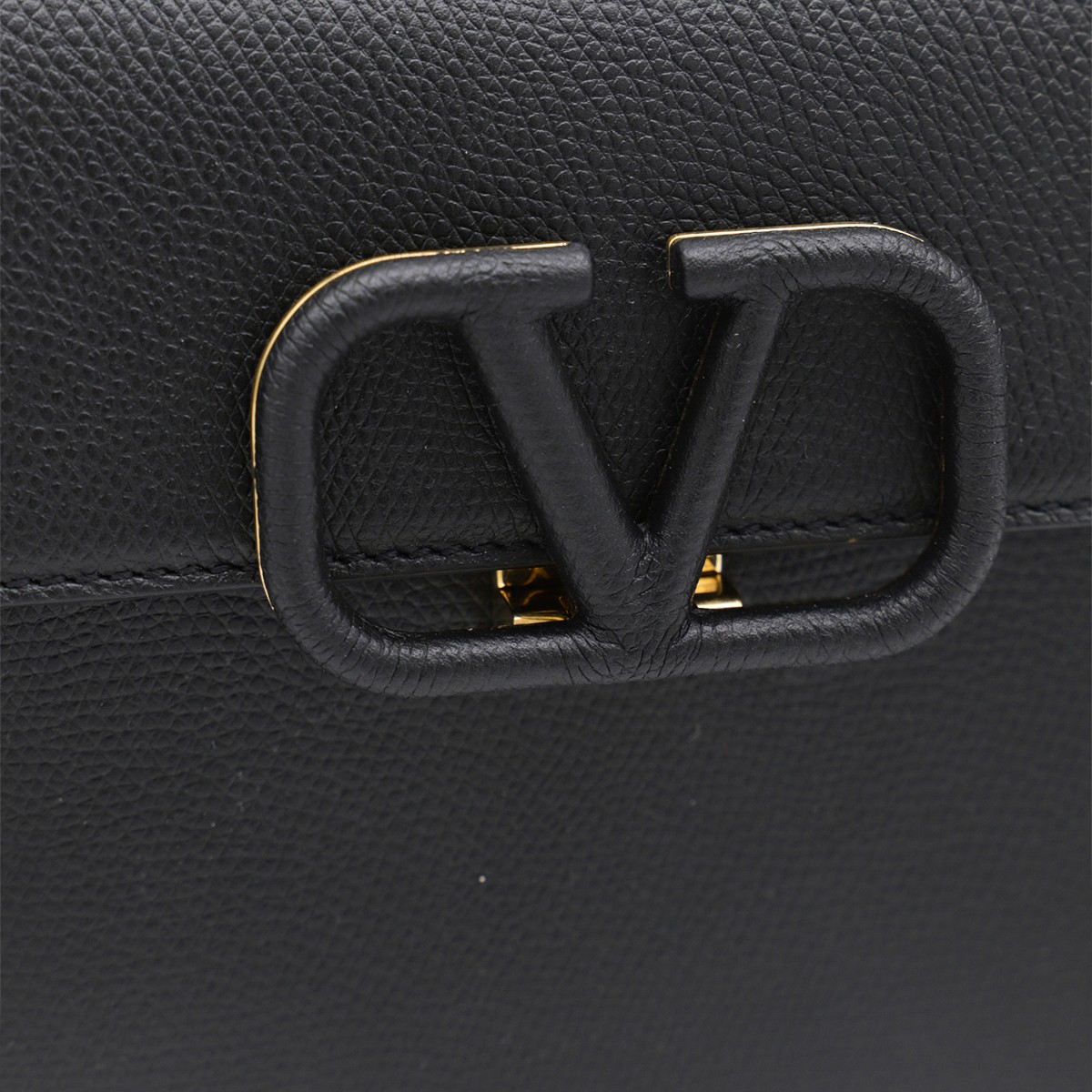 BLACK LEATHER VLOGO TOP HANDLE BAG
