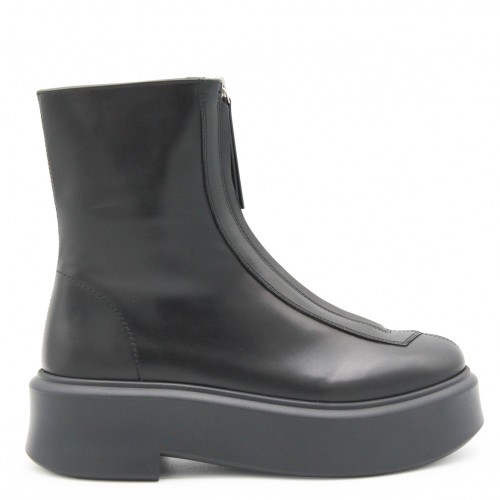 BLACK LEATHER BOOTS