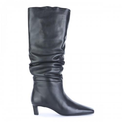 BLACK BOOTS