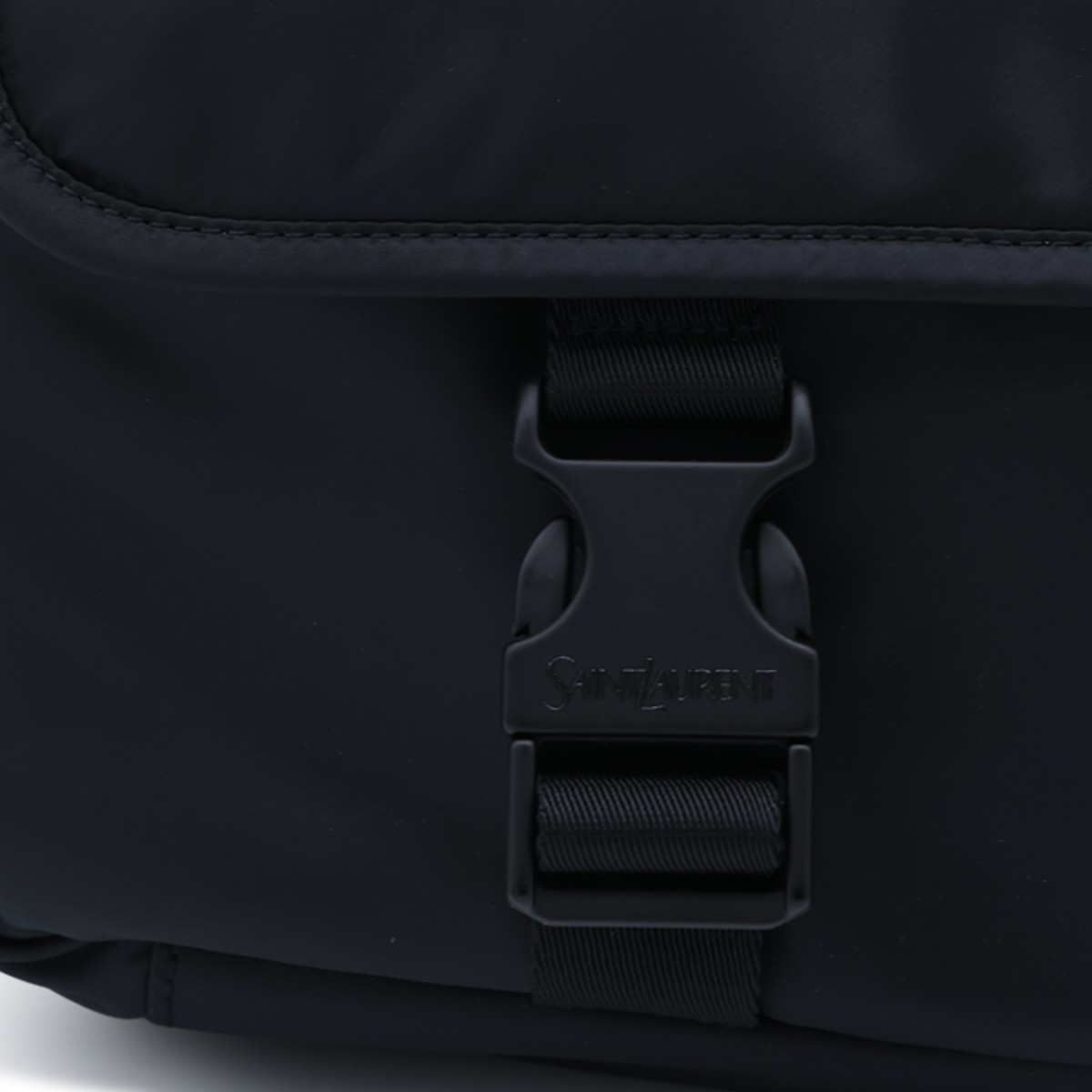 BLACK NYLON MESSENGER BAG