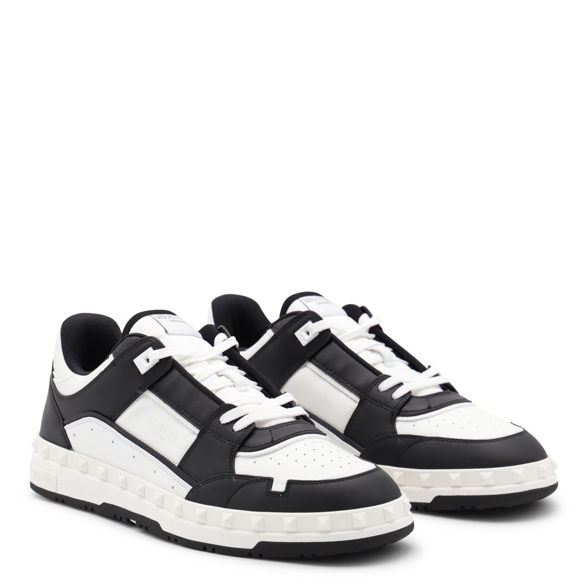 BLACK AND WHITE LEATHER SNEAKERS