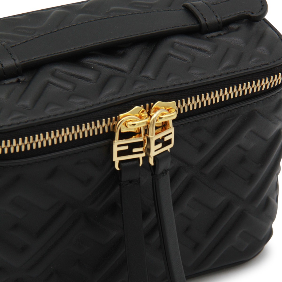 BLACK LEATHER VANITY NAP TOP HANDLE BAG BLACK LEATHER VANITY NAP TOP HANDLE BAG