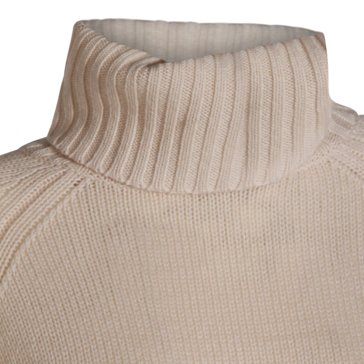 WHITE WOOL KNITWEAR