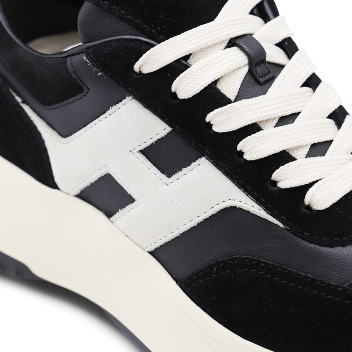 BLACK AND WHITE LEATHER SNEAKERS