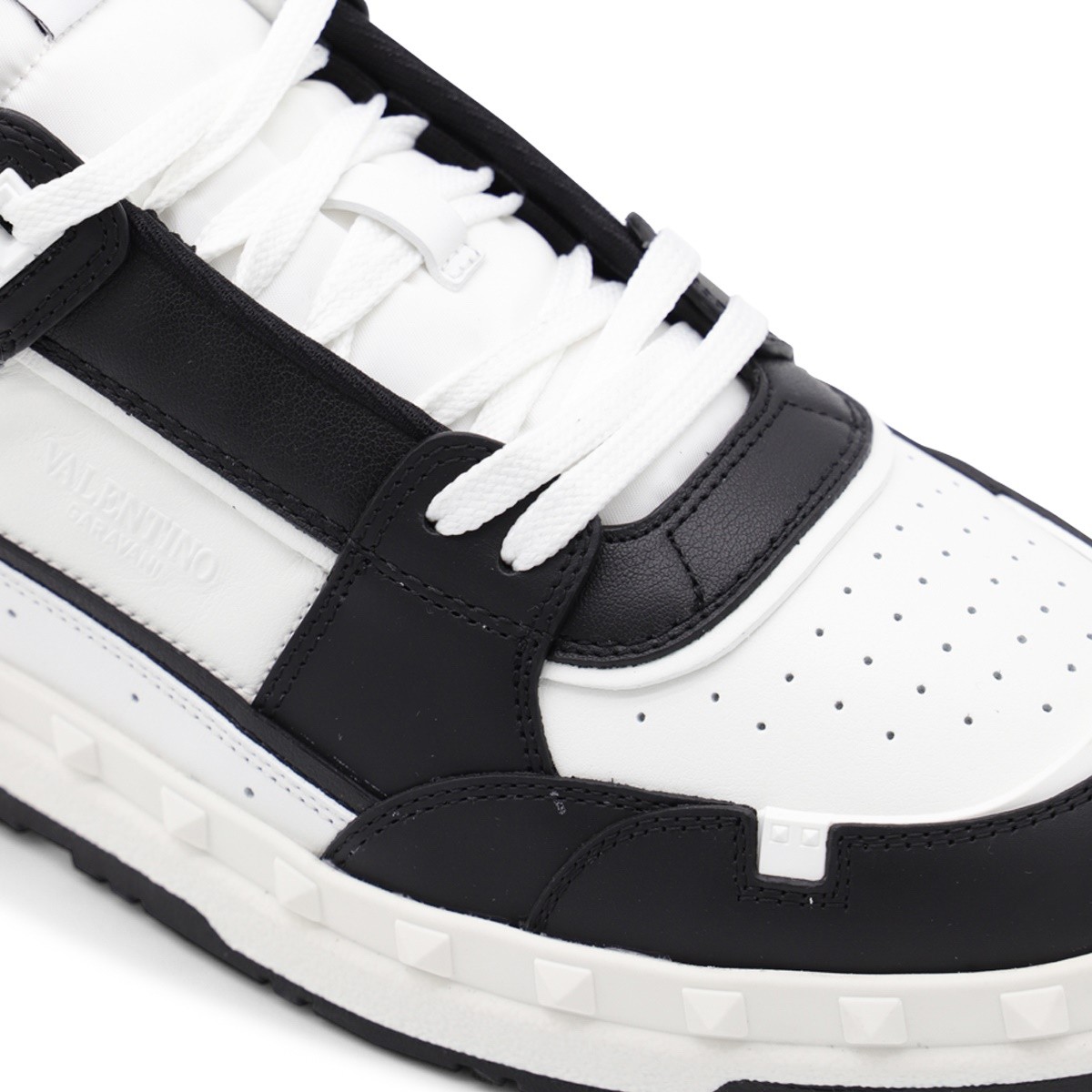 BLACK AND WHITE LEATHER SNEAKERS
